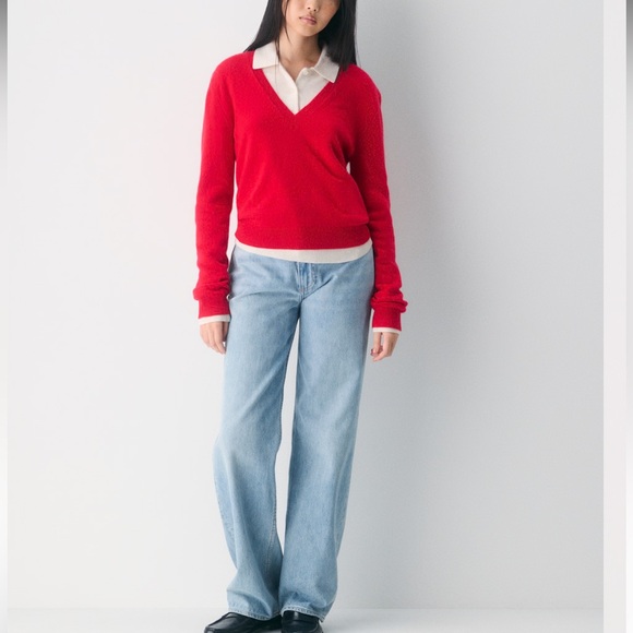 Aritzia Bare Cashmere V-Neck Sweater - Picture 2 of 12